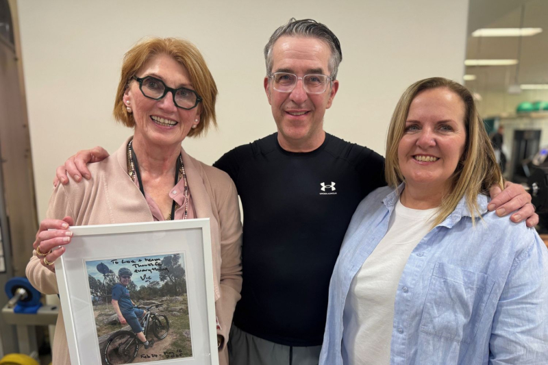 Vic with Alfred senior physiotherapist Lou (left) and his wife Sue (right)